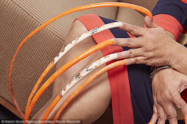 
M&oacute;ng tay của Ayanna được sơn vẽ v&agrave; chăm s&oacute;c cầu kỳ.
