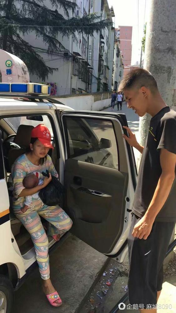 Cảnh s&aacute;t đưa 2 mẹ con đến Trung t&acirc;m cứu hộ.