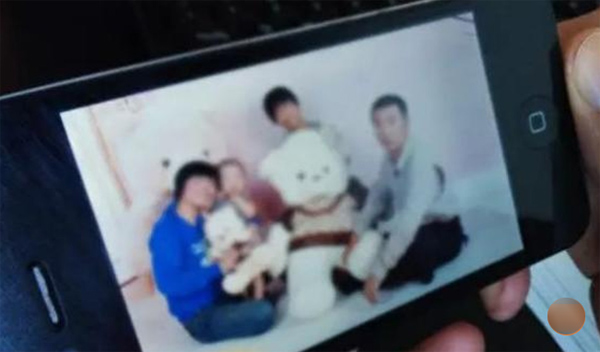 
Bức ảnh cả gia đ&igrave;nh Zhiwen trong điện thoại của Tong Tong.
