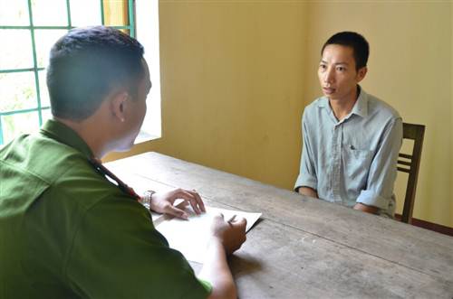 Phương Văn Lu&acirc;n tại cơ quan điều tra. Ảnh: C&ocirc;ng an cung cấp.