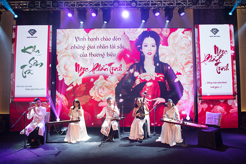 Ruby Natural chi lớn cho lễ ra mắt Ngọc Phấn Tình
