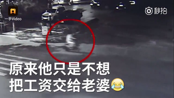 
Anh ta đi xe đạp điện về nh&agrave; v&agrave; kh&ocirc;ng bị ai cướp tr&ecirc;n đường như lời khai cả.
