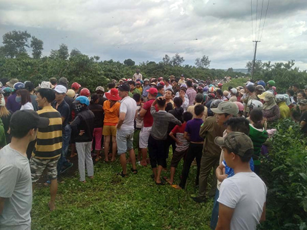 
Người d&acirc;n tập trung tại nơi t&igrave;m thấy thi thể nghi can (Ảnh: B&aacute;o Gia Lai)
