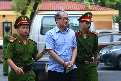 
Ông Danh bị đưa vào phiên tòa sáng nay. Ảnh: Phạm Dự
