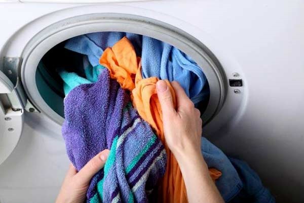 Giặt quá tải quần áo trong máy giặt sẽ khiến máy giặt không thể hoạt động hiệu quả do quần áo bị vướng vào trục quay, làm giảm tuổi thọ của máy.