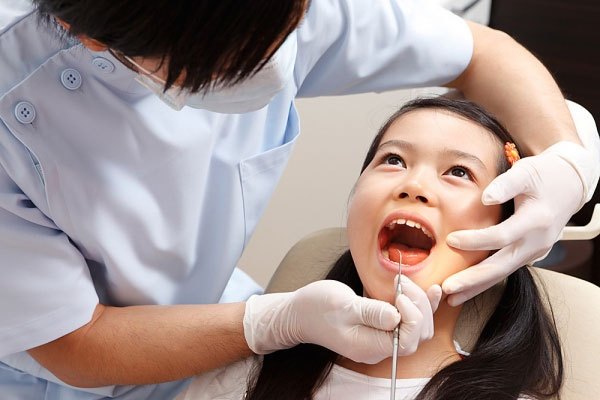 
Có những trường hợp không nên tự ý nhổ răng sũa mà cần đưa trẻ đến cơ sở y tế chuyên khoa răng để bác sĩ khám và tư vấn (Ảnh minh họa).
