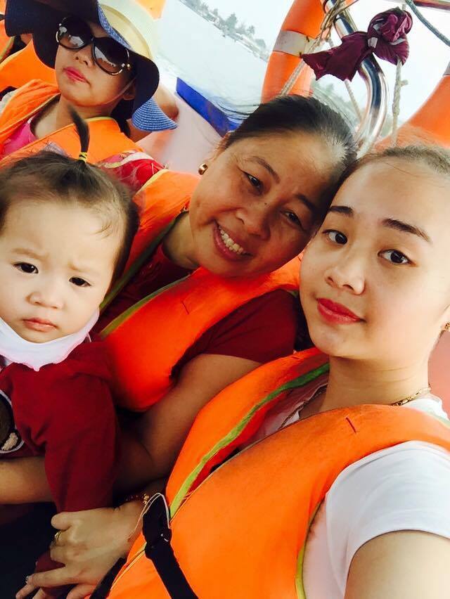 
Kim Anh cùng mẹ chồng và con
