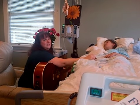 
Mẹ của Lindsey đã mượn một cây đàn guitar để hát cho cô bé nghe bài hát do chính bà sáng tác.
