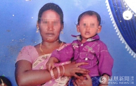 Bức ảnh Praveen Kumar chụp chung c&ugrave;ng mẹ.
