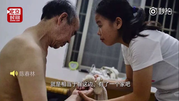 C&ocirc; kh&ocirc;ng quản ngại việc g&igrave; để gi&uacute;p cha được mạnh khỏe, thoải m&aacute;i.