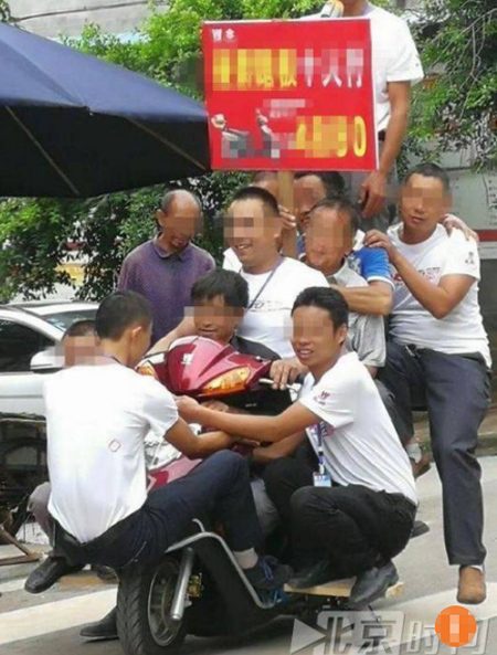 Vừa đi họ vừa giơ biển v&agrave; bắc loa quảng c&aacute;o.