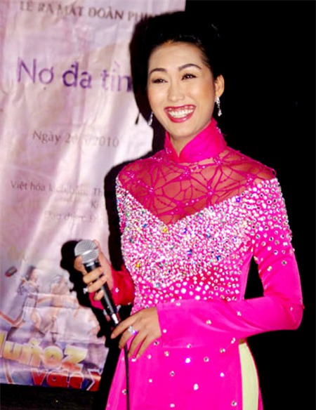 Loạt ảnh trong quá khứ của Phi Thanh Vân có thể thấy nước da đen, đôi môi cười hở lợi kém duyên.