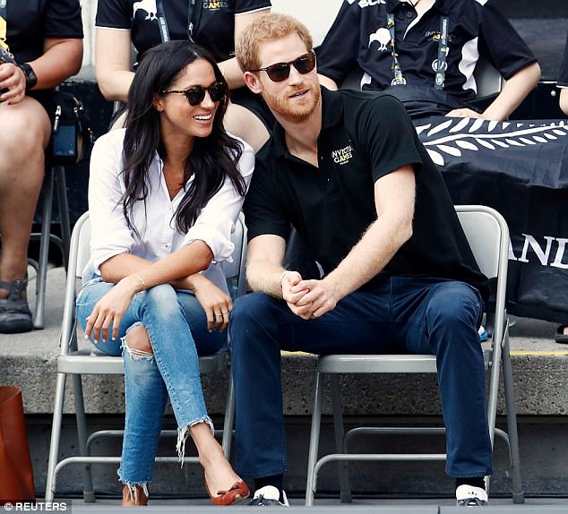 Meghan Markle và Hoàng tử Harry được chụp tại sân quần vợt vào Thứ Hai