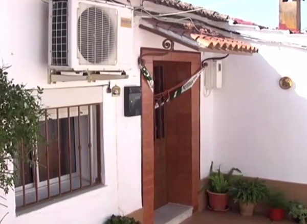 Ng&ocirc;i nh&agrave; nơi bốn đứa b&eacute; sống c&ugrave;ng nhau ở thị trấn La Zarza-Perrunal.