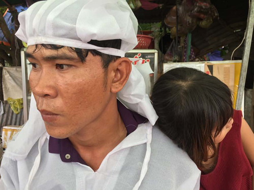 Anh Tiến n&eacute;n đau để c&ograve;n lo cho cha gi&agrave;