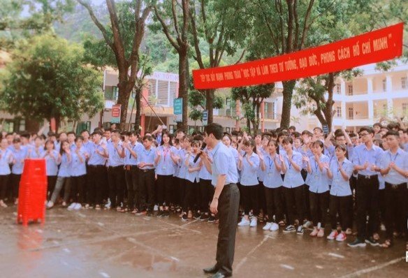 
Thầy Nguyễn Trọng Kh&aacute;nh trong v&ograve;ng v&acirc;y chất chứa nhiều t&igrave;nh cảm của c&aacute;c em học sinh. Ảnh: Fanpage THPT Hoa Lư A.
