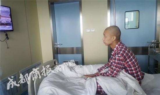 
Cậu con trai trẻ bị m&aacute;u trắng cấp t&iacute;nh.
