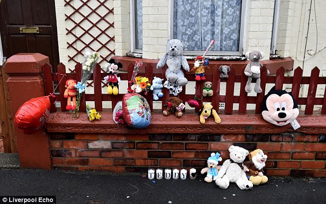 
Người thân và hàng xóm xung quanh đã để lại hoa và gấu bông trước cửa nhà để tưởng niệm sự ra đi của bé Teddy.
