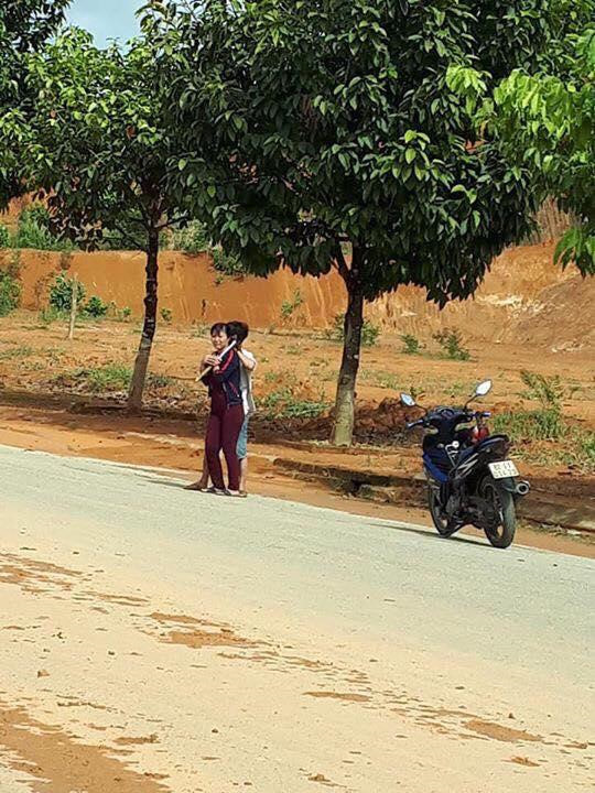 
Nghi phạm Kiên dùng dao khống chế chị Hằng. Ảnh: Công an Kon Tum
