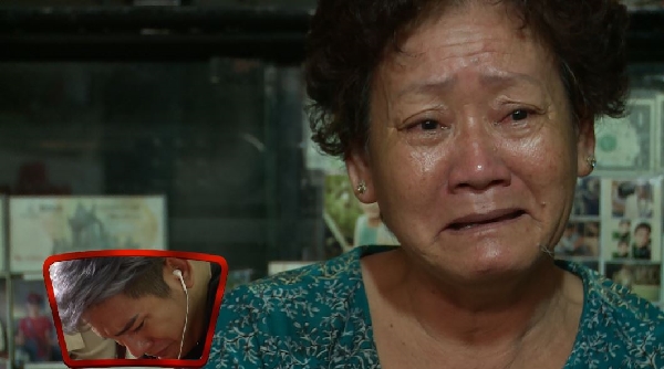 Mẹ Sơn Ngọc Minh khóc khi nhắc đến chuyện gia đình.