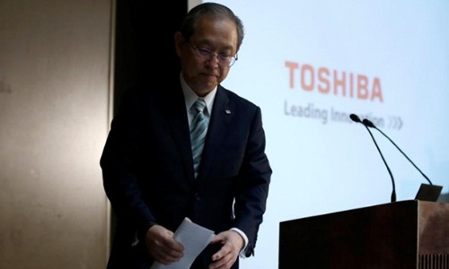 
CEO Toshiba - Satoshi Tsunakawa trong một buổi họp báo. Ảnh: Reuters
