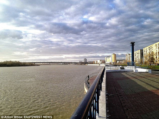 
May thay, khi người phụ nữ chuẩn bị nhảy cầu, có một người lái taxi ở gần hiện trường Ảnh: EAST2WEST
