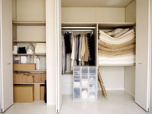 Tủ quần áo, chăn gối của một người Nhật theo lối sống tối giản. Ảnh: Fumio Sasaki.