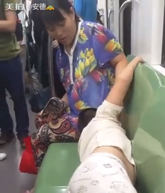 B&agrave; mẹ v&ocirc; tư để con nằm hết băng ghế tr&ecirc;n t&agrave;u điện ngầm. (Ảnh cắt từ clip)