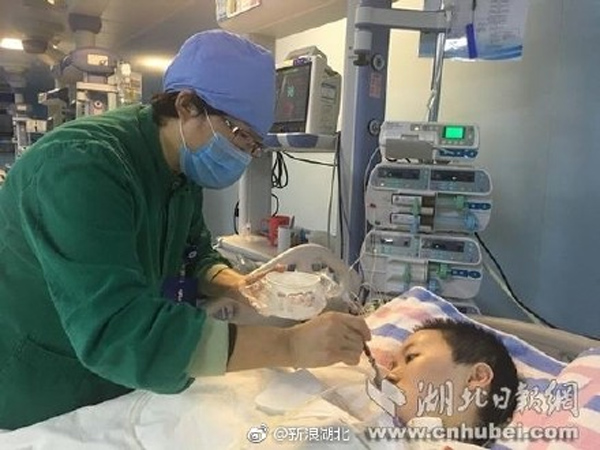 
Cô đang được chăm sóc tại phòng ICU trong một bệnh viện ở Bắc Kinh.
