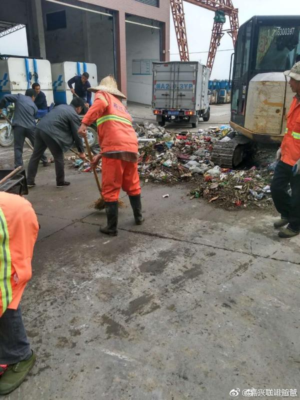 Mọi người đ&atilde; mất hơn 2 tiếng để lục tung đến 10 tấn r&aacute;c th&igrave; mới t&igrave;m được lại số tiền.