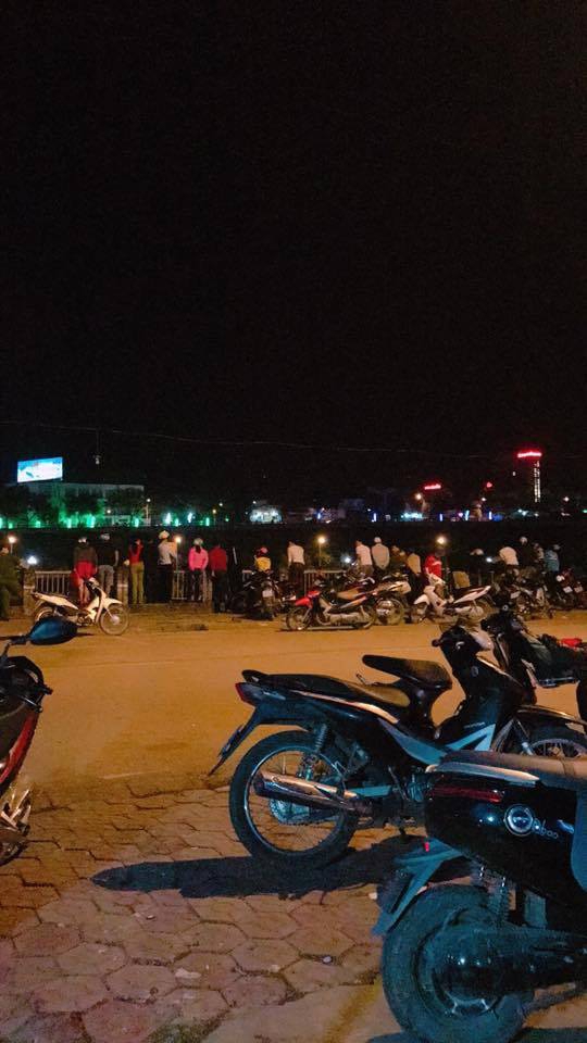 Sự việc khiến rất nhiều người t&ograve; m&ograve; dừng lại xem. Ảnh: L&agrave;o Cai Online