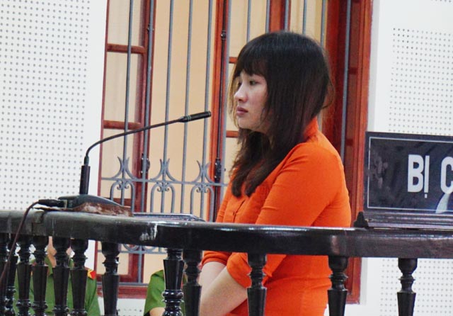 
Trước tòa, thiếu phụ 2 con bình thản kể lại việc gây án
