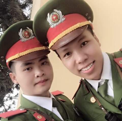 L&ecirc; Ho&agrave;ng Ph&uacute;c (phải) khi c&ograve;n đang học tại Trường trung cấp Cảnh s&aacute;t vũ trang - Ảnh: T.L