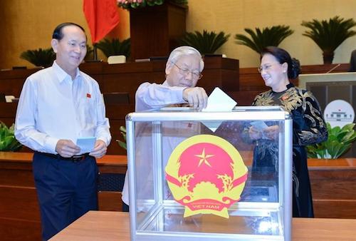 L&atilde;nh đạo Đảng, Nh&agrave; nước bỏ phiếu k&iacute;n thực hiện c&ocirc;ng t&aacute;c nh&acirc;n sự tại kỳ họp thứ tư, Quốc hội kho&aacute; 14. Ảnh: Q.H