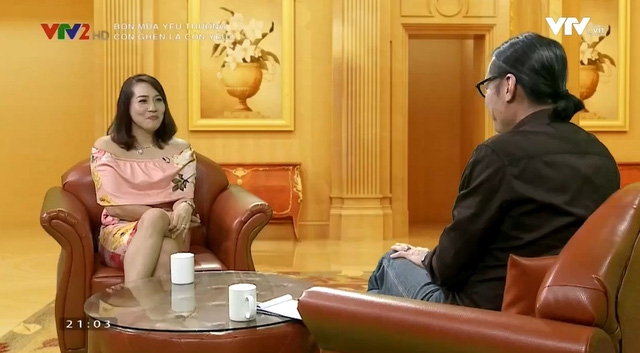 Thu Huyền tr&ograve; chuyện c&ugrave;ng đạo diễn Trần Lực trong Bốn m&ugrave;a y&ecirc;u thương. Ảnh: VTV.