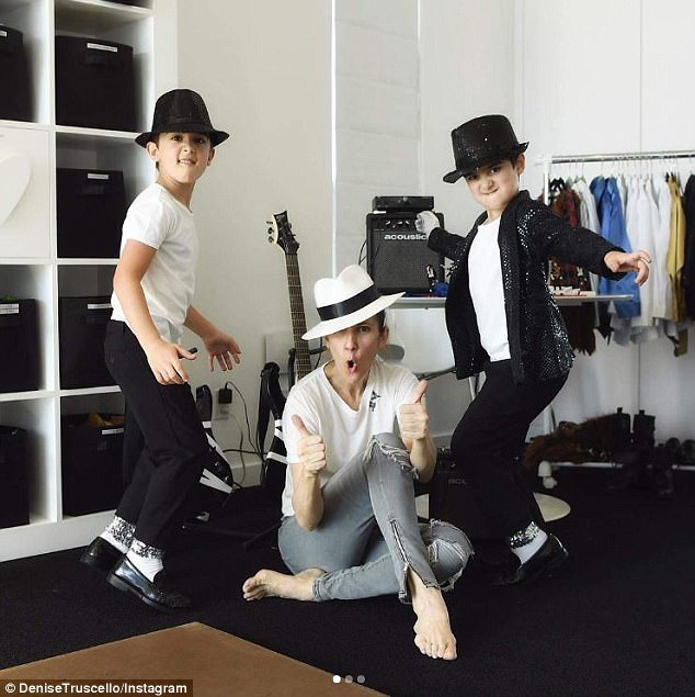 Hai cậu bé Eddy và Nelson mặc trang phục lấy cảm hứng từ “ông vua nhạc pop” Michael Jackson và vui đùa bên mẹ.