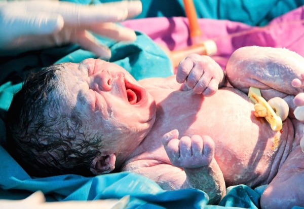 Bác sĩ phải dùng đủ mọi phương pháp, bé nhà chị Lưu mới có thể cất tiếng khóc chào đời.