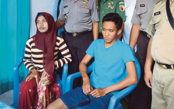 Cặp vợ chồng khi bị cảnh sát bắt giữ.