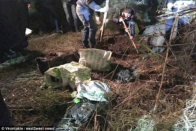 Phần còn lại của thi thể hai cô gái được tìm thấy trong rừng.