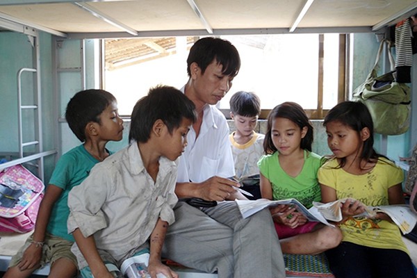 Thầy Cương dạy học cho học sinh thôn Gò Da ở nội trú. Ảnh: An Ninh Thế Giới.