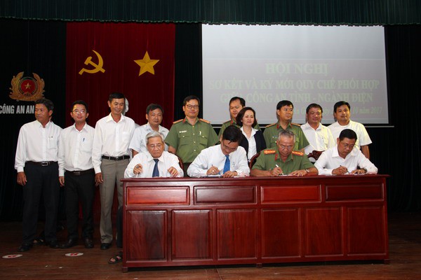 
Đại tá Phạm Ngọc Khương và ông Võ Đình Thủy, Giám đốc PTC4 tại lễ kí kết
