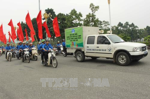 Thanh niên tuần hành trên các tuyến đường trong thành phố Vĩnh Yên.