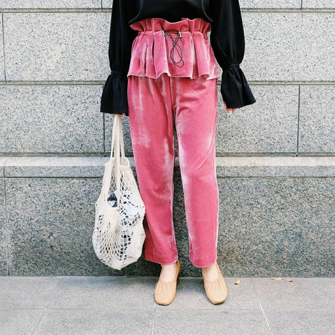 Nếu như năm ngoái, quần nhung dáng culottes lửng lỡ cỡ là mẫu được các nàng yêu thích, thì năm nay quần nhung dáng dài, ống rộng lại là mẫu được ưu ái hơn cả. Quần nhung năm nay cũng có nhiều màu sắc đa dạng hơn, ngoài những tông màu trầm truyền thống, nhiều nàng còn chọn những mẫu quần màu nổi như hồng, xanh, ánh kim…