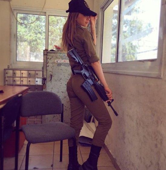 C&ocirc; phục vụ trong qu&acirc;n đội Israel 2 năm.