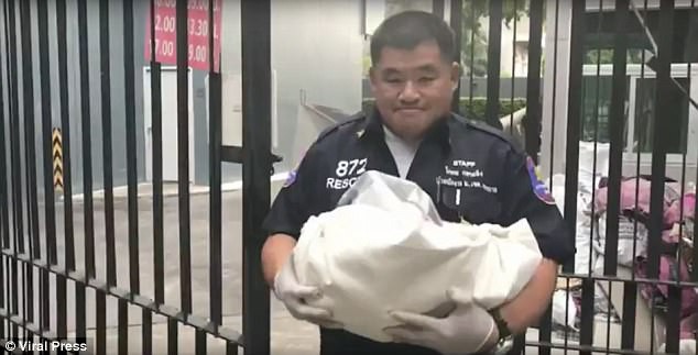 Cảnh s&aacute;t đ&atilde; x&aacute;c nhận b&eacute; trai tử vong tại hiện trường.