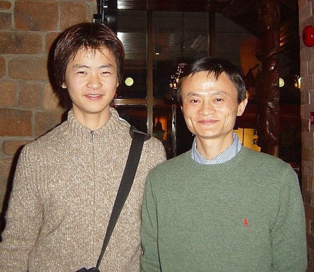 
Ảnh Jack Ma chụp cùng con trai được đăng tải vào năm 2005.
