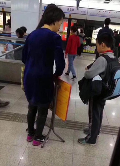 B&agrave; mẹ khẳng định c&ocirc; kh&ocirc;ng &eacute;p con học tr&ecirc;n t&agrave;u.