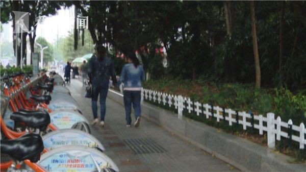 Chị Vương c&ugrave;ng con g&aacute;i thiểu năng tr&iacute; tuệ lầm lũi trở về sau cuộc gặp với ph&oacute;ng vi&ecirc;n.