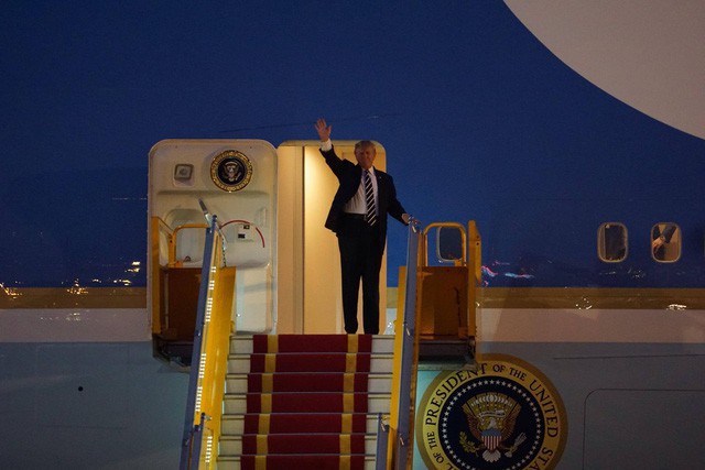 Chiều 11/11, Tổng thống Donald Trump tới Hà Nội muộn hơn 1 tiếng so với giờ dự kiến (ảnh: Hữu Nghị)