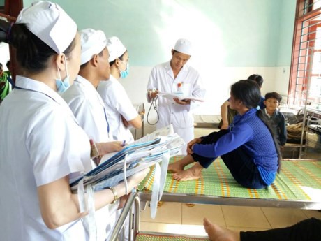 Kiểm tra bệnh nhân buổi sáng tại Khoa Nội – Nhi – Truyền Nhiễm ở Trung tâm Y tế Tây Giang. Ảnh: SK&ĐS